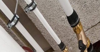 Замена труб водоснабжения в квартире: цена от 2071 руб. - СантехДомКнм